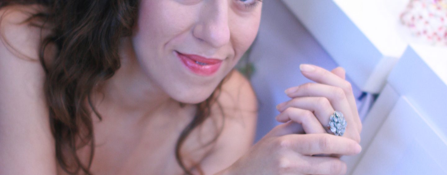 Srečna na stojnici pod Plečnikovimi arkadami