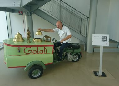 Želi, da so ljudje srečni, zato jim prodaja sladoled