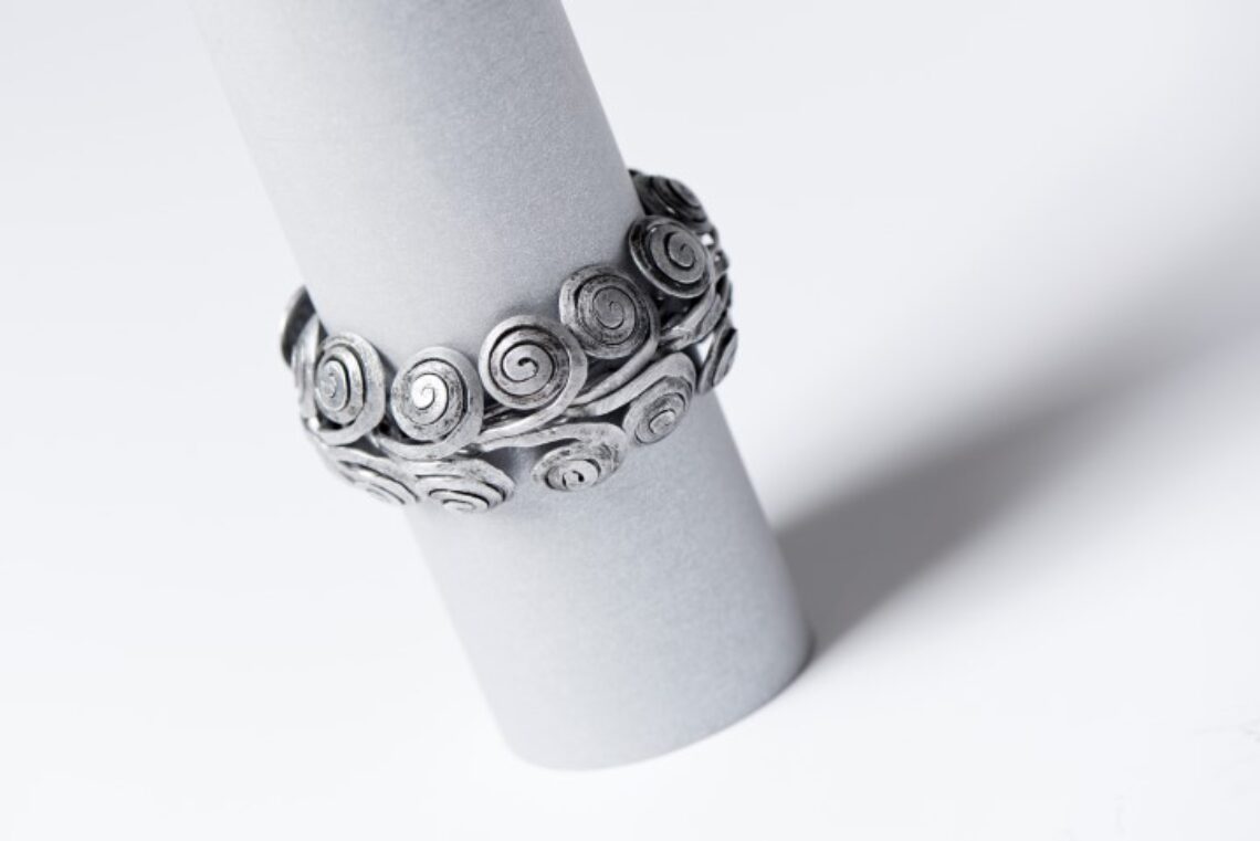 Nakit iz industrijskega aluminija za urbane bojevnice