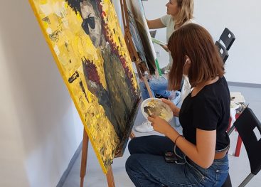 Barve na slikah se igrajo s čustvi