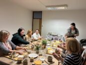 Rokodelstvo z roko v roki s sodobnim izražanjem in poslovno priložnostjo