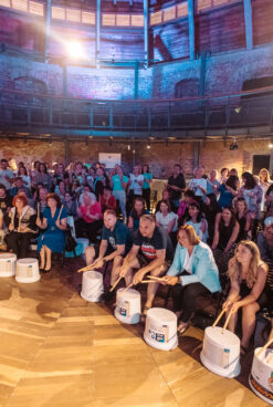 Dve zgodbi, en skupni imenovalec: spreminjamo ljudi in skupnost