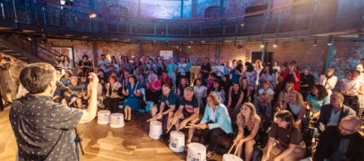 Dve zgodbi, en skupni imenovalec: spreminjamo ljudi in skupnost