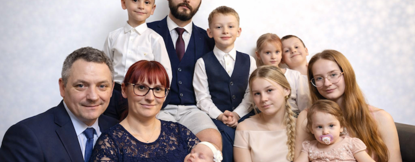 Deveterica otrok in srce polno ljubezni – zgodba o materinstvu brez meja