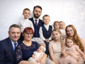 Deveterica otrok in srce polno ljubezni – zgodba o materinstvu brez meja