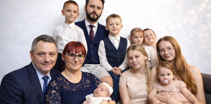 Deveterica otrok in srce polno ljubezni – zgodba o materinstvu brez meja