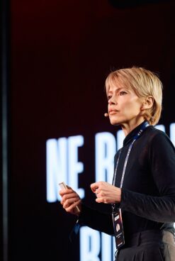 Med hitrostjo in pomenom: premislek o odločanju v svetu, ki nikoli ne obstane