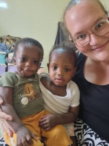Kaja Rukav Gambija humanitarnost ljubezen v očeh otrok