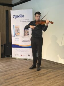 Miha Zupan, varovanec ustanove Gallus, na dogodku Zgodbe za notranjo moč in poslovni premik